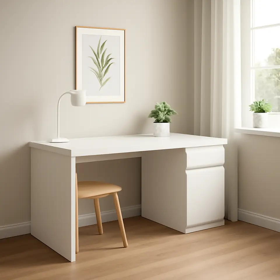 Møbelmontering MALM Skrivebord, hvid, 140×65 cm | Fast Pris i Storkøbenhavn