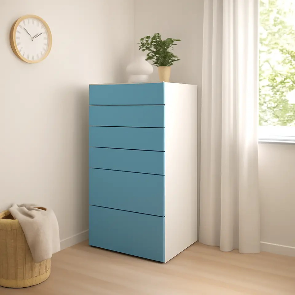 Møbelmontering SMÅSTAD / PLATSA Kommode 6 skuffer, hvid/blå, 60x57x123 cm | Professionel Møbelmontør