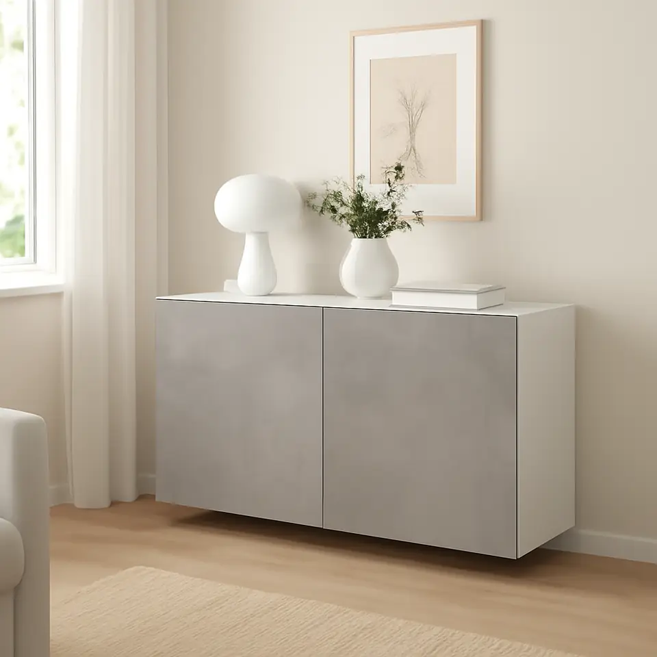 Møbelmontering BESTÅ Reol med døre, hvid Kallviken/lysegrå betonmønstret, 120x42x64 cm | Professionel Møbelmontør
